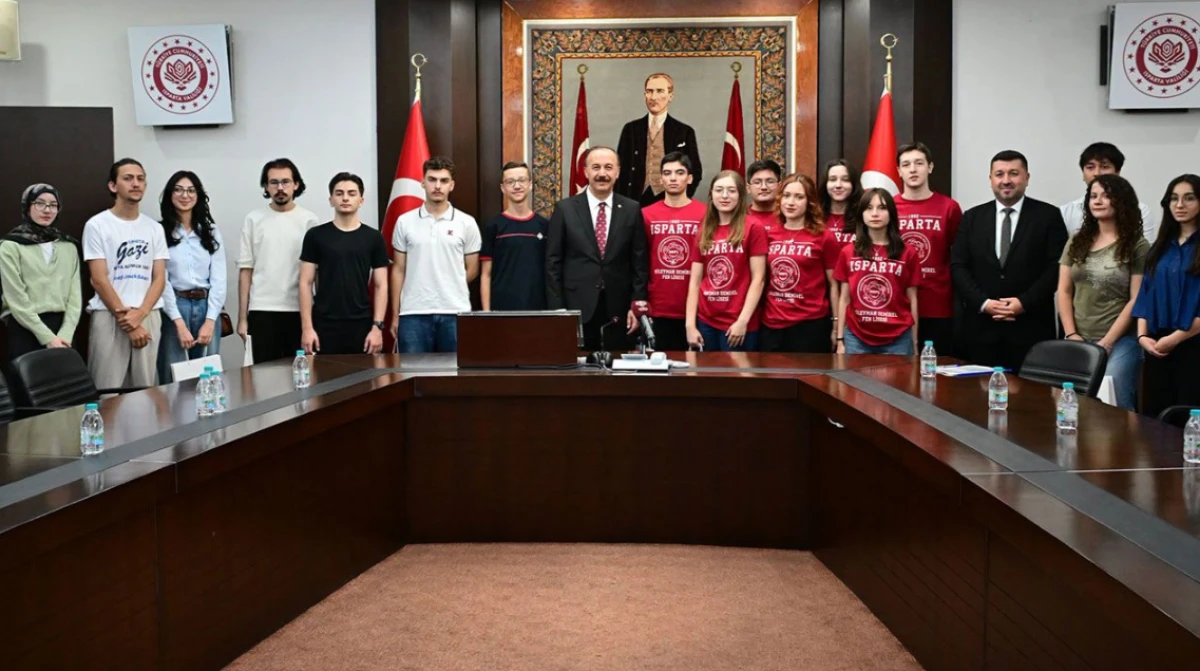 Valilikte Başarı Buluşması: LGS Birincisi ve YKS T&uuml;rkiye Derecesi Yapan &Ouml;ğrenciler Onurlandırıldı