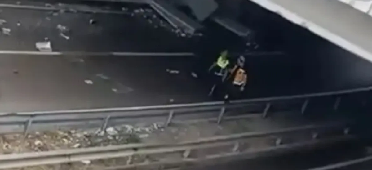 Yağış sebebiyle kontrolden &ccedil;ıkan tır makasladı: S&uuml;r&uuml;c&uuml; yaralandı