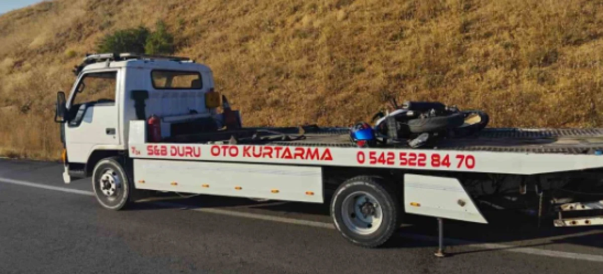 Yalva&ccedil;&rsquo;ta kamyonla &ccedil;arpışan motosikletli, kaskı sayesinde kazayı ağır yaralanmadan atlattı
